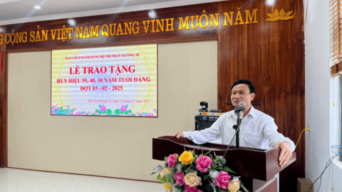 Lễ trao tặng Huy hiệu 55, 40, 30 năm tuổi Đảng đợt 03/02/2025
